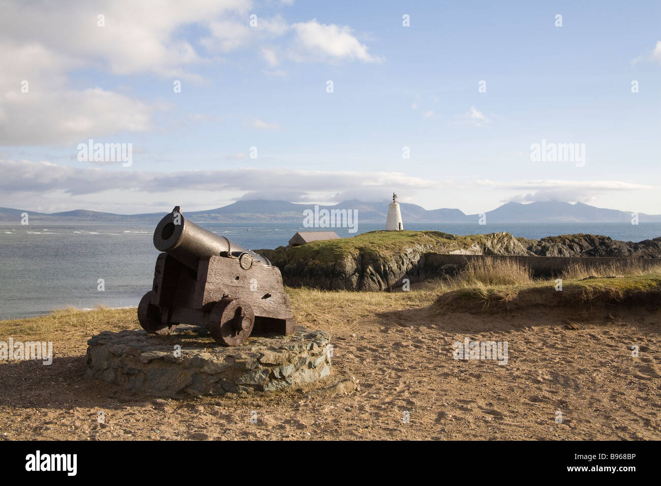 Llanddwyn Island Isle of Anglesey, Nordwales März zum kleinen Leuchtturm tower Suchen auf dieser wunderschönen Insel als geliebte Insel bekannt Stockfoto