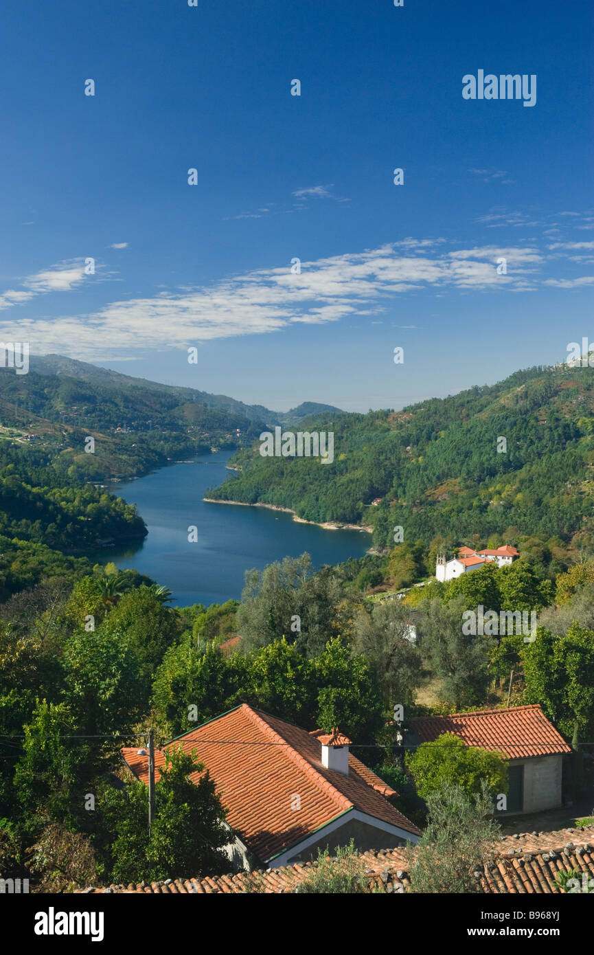 Portugal, Trás-os-Montes-Bezirk, Nationalpark Peneda Gerês, Berge und Canicada See Stockfoto