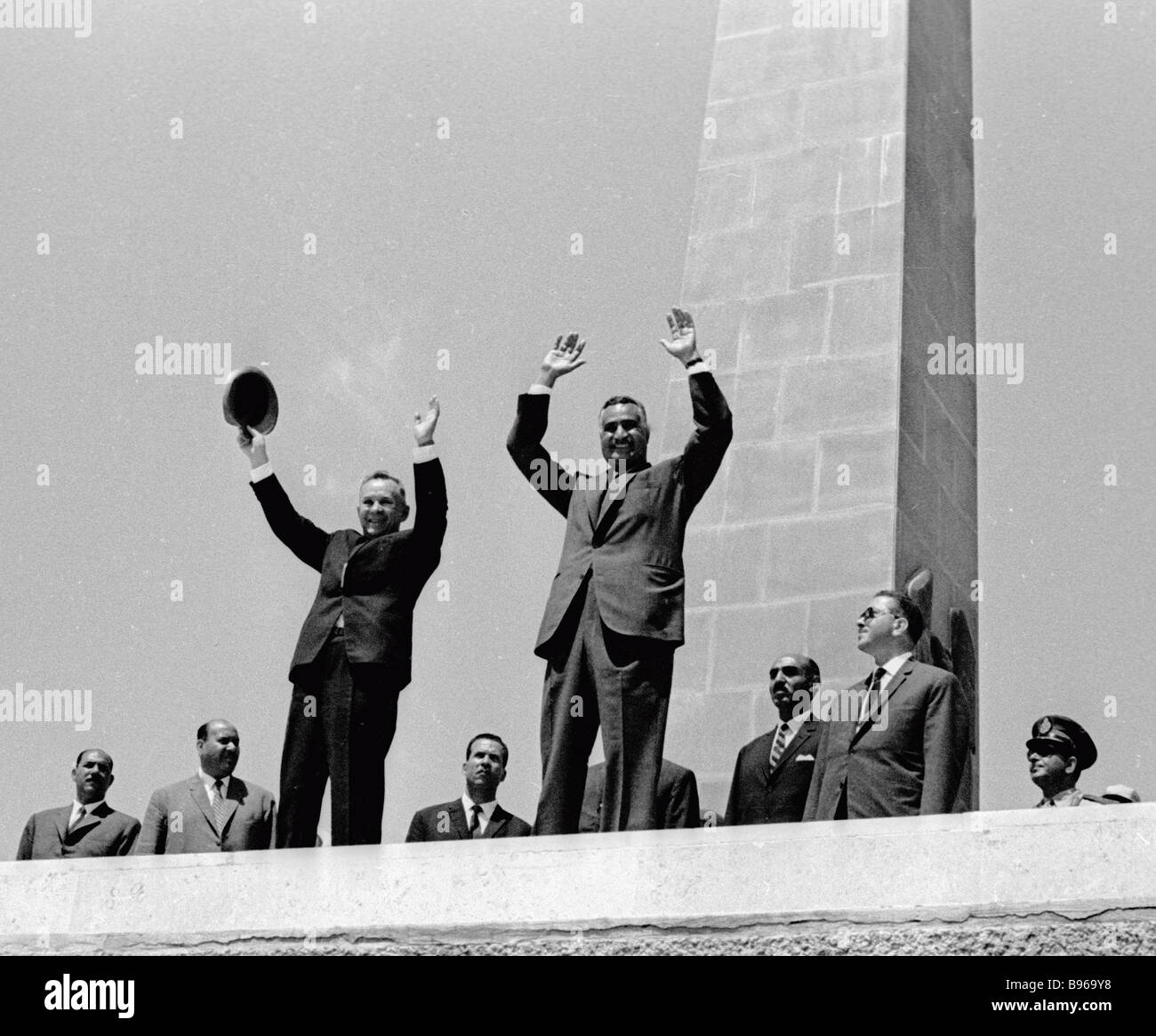 Alexei Kossygin Vorstandsvorsitzender U S S R des Ministerrates Regierung links und rechts der ägyptischen Präsidenten Gamal Abdel Nasser Stockfoto