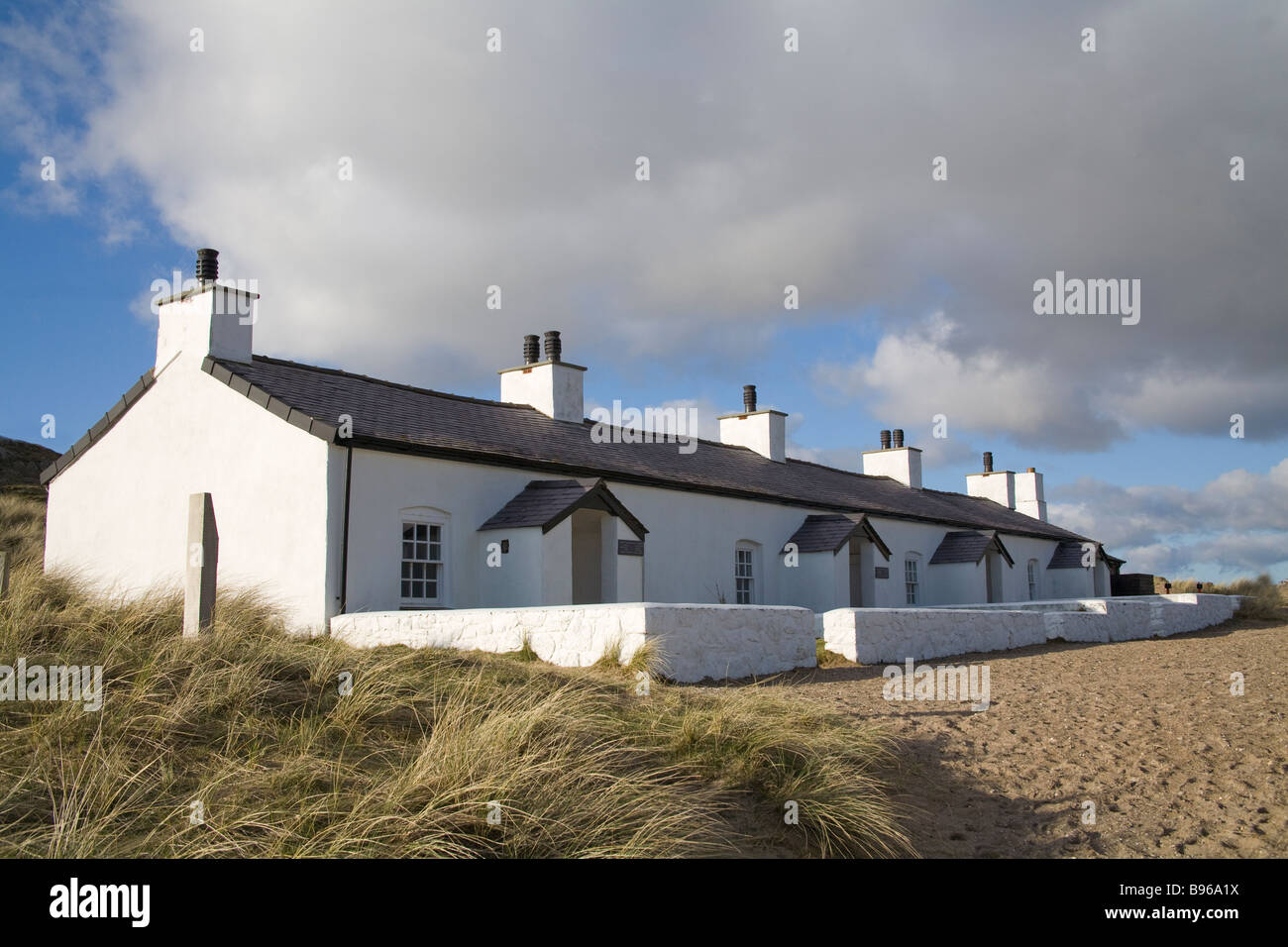 Llanddwyn Insel Anglesey North Wales März Piloten Hütten gebaut im 18. Jahrhundert um die Hafenlotsen ein Haus ist heute ein museum Stockfoto