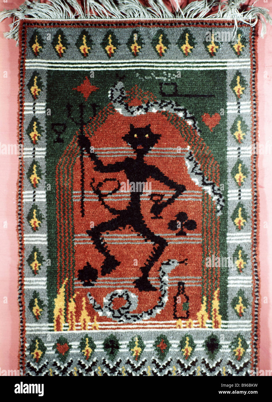 Der Beschützer des Bösen Teppich von Kalinaite Dudene aus der  Teufel-Sammlung der UdSSR s Künstler Antanas Jmuidzinavicius  Stockfotografie - Alamy