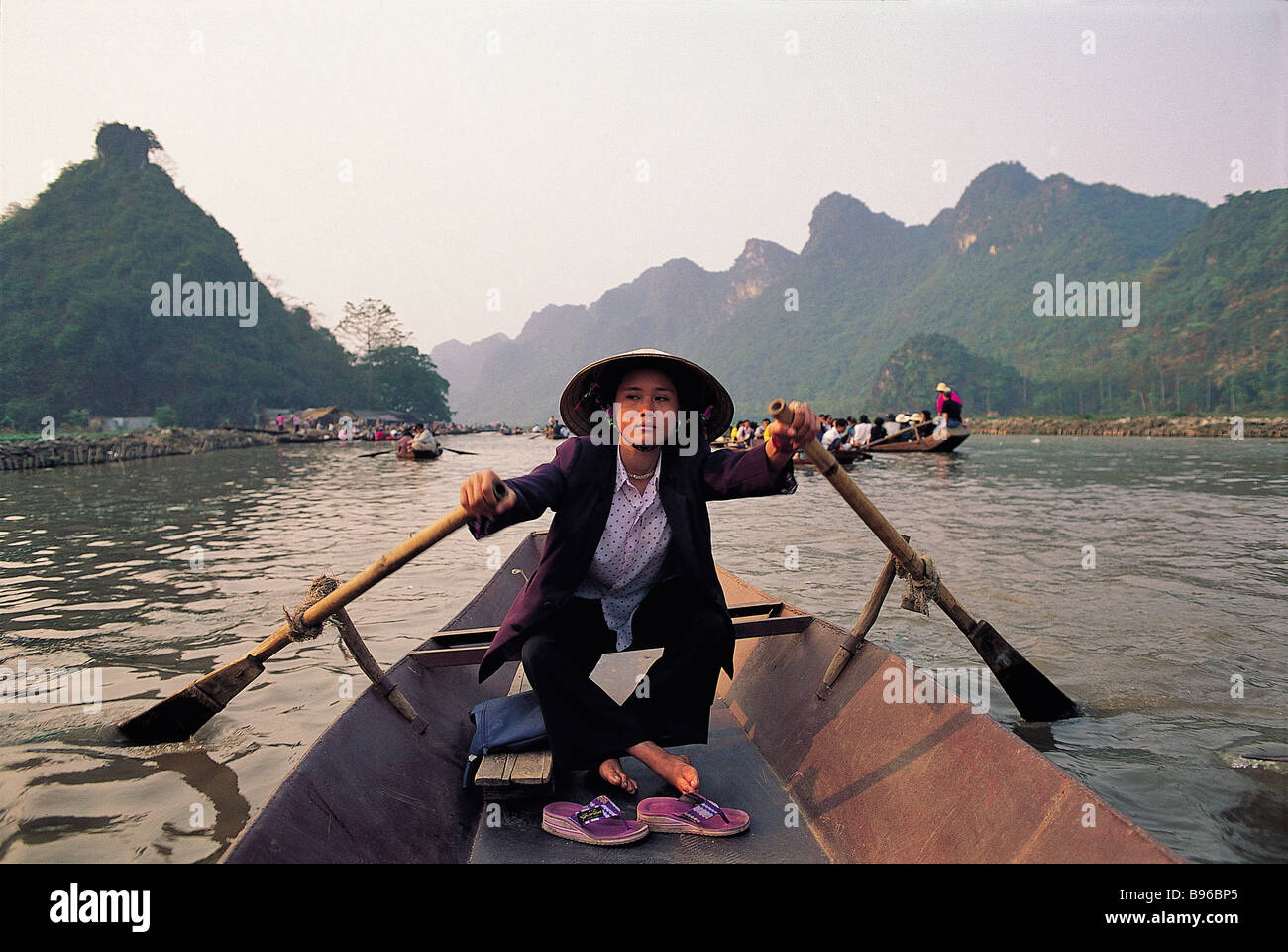 Vietnam, Umgebung von Hanoi, Frau auf dem Weg zum Chua Huong Website (Parfüm Pagode) Stockfoto