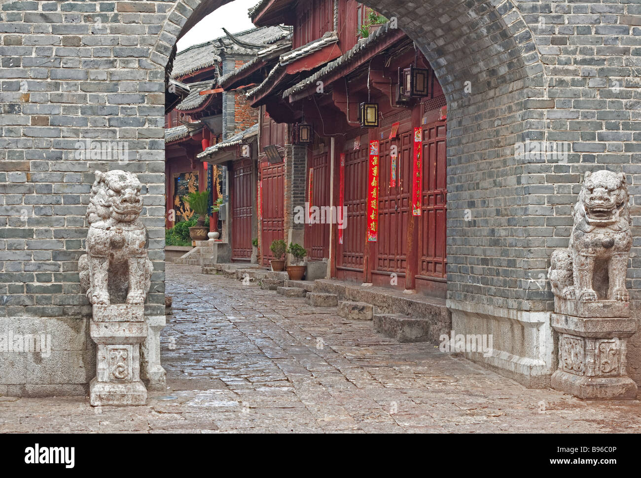 Schönen alten steinernen Torbogen gefunden in Altstadt von Lijiang, Yunnan, China Stockfoto