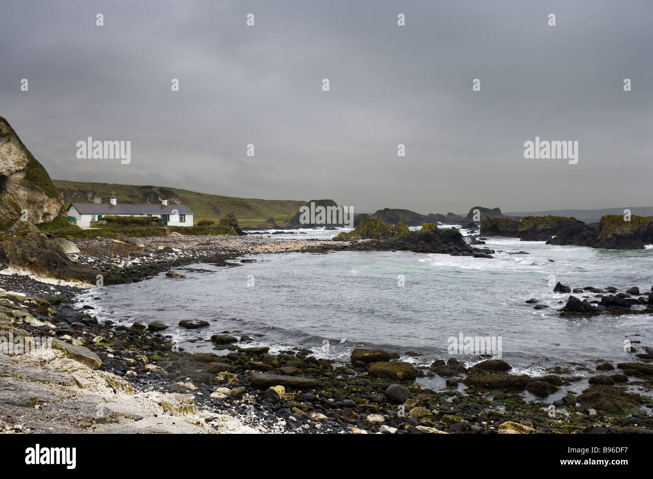 Der Hafen von Ballintoy auf eines kalten Winters Tag, North Antrim Coast, County Antrim, Nordirland Stockfoto