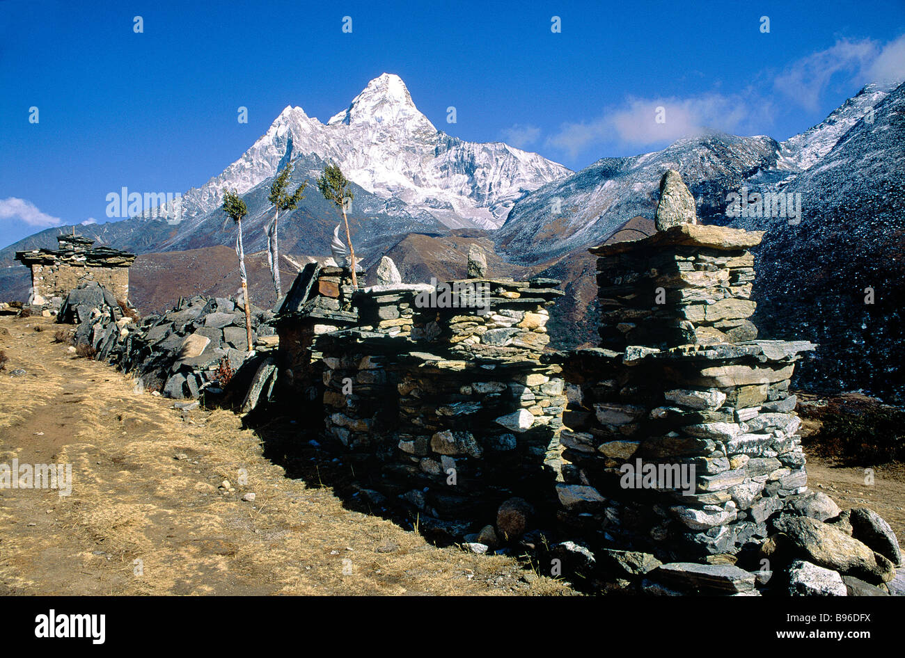 Nepal, Khumbu, Mount Everest Umgebung, Mani Mauer (Gebet Steinen aufgetürmt in eine Wand) und Berg Ama Dablam (6856 m) Stockfoto