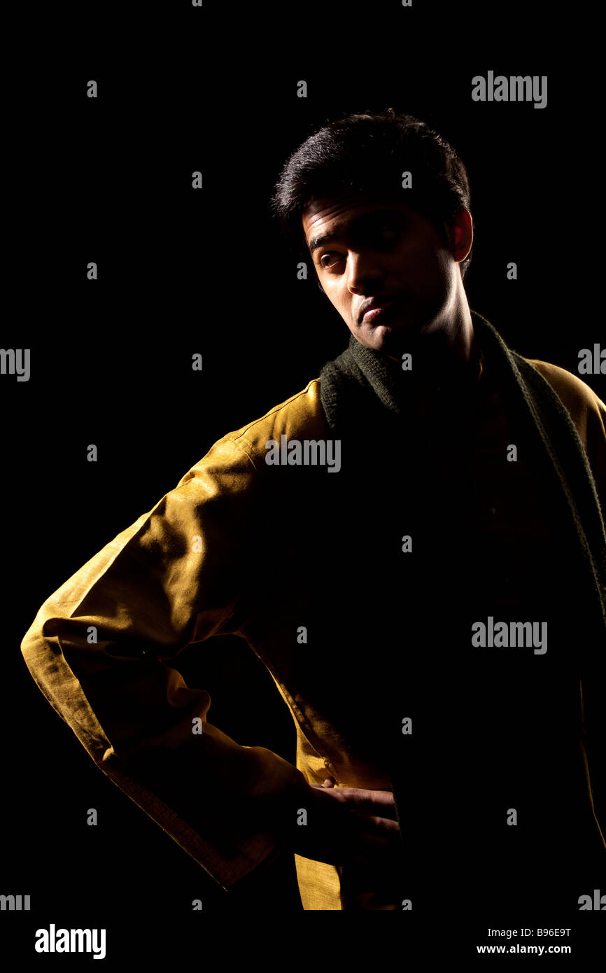 Schöner indischer Mann auf schwarzem Hintergrund Stockfoto