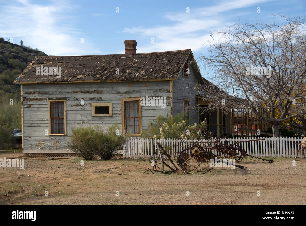 Ein altes historisches Bauernhaus am Pioneer Living History Museum in Phoenix, Arizona, USA. Das Bauernhaus liegt in der Notwendigkeit der Reparatur und Restaurierung. Stockfoto