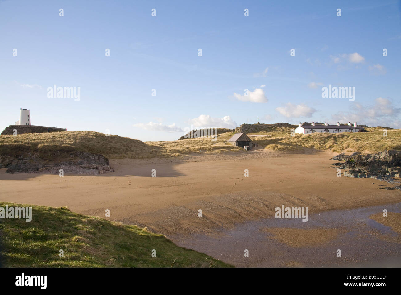 Llanddwyn Island Isle of Anglesey, Nordwales März Suchen auf Twr Mawr Leuchtturm und die Piloten Cottages auf dieser historischen Insel Stockfoto