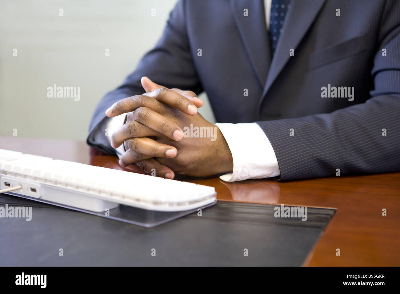 Nahaufnahme von Computer-Tastatur und Geschäftsmann s-Hände Stockfoto