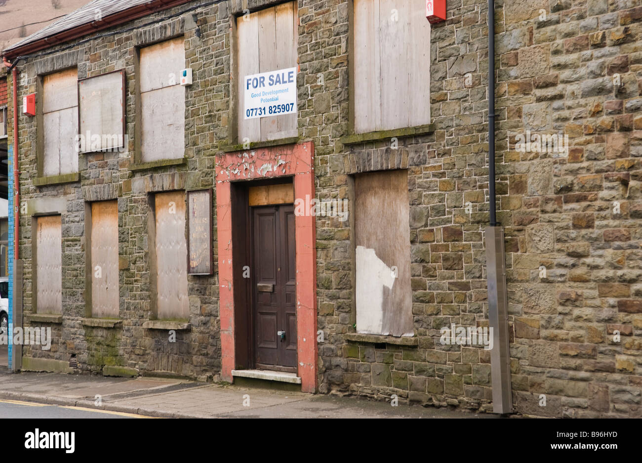 Mit Brettern vernagelt Pub Rhonddatal Inn Tonne Rhonddatal Rhondda Valley South Wales UK Stockfoto