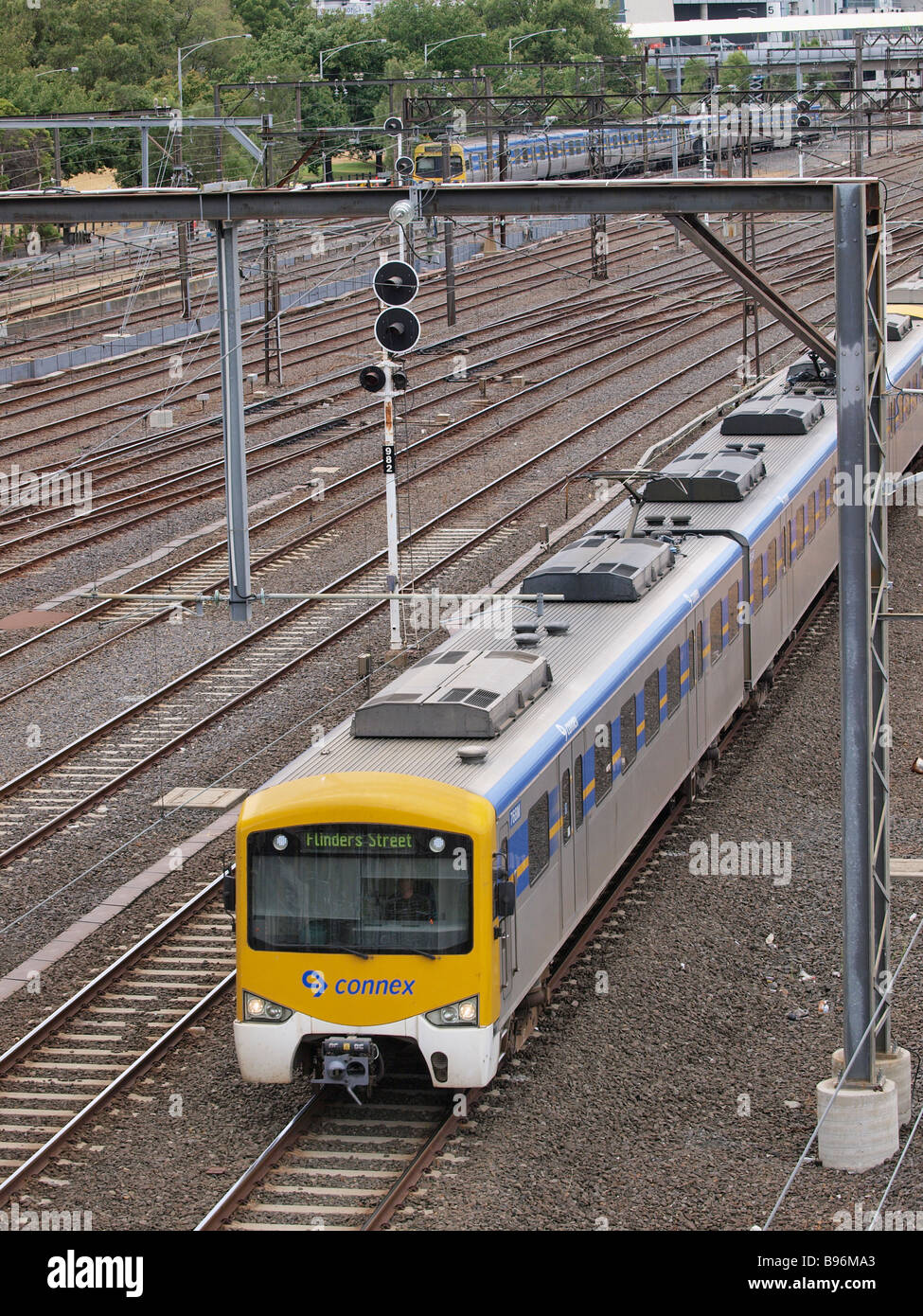 Zug auf Bahnstrecke vom Bahnhof Flinders Street Melbourne, Victoria, Australien Stockfoto