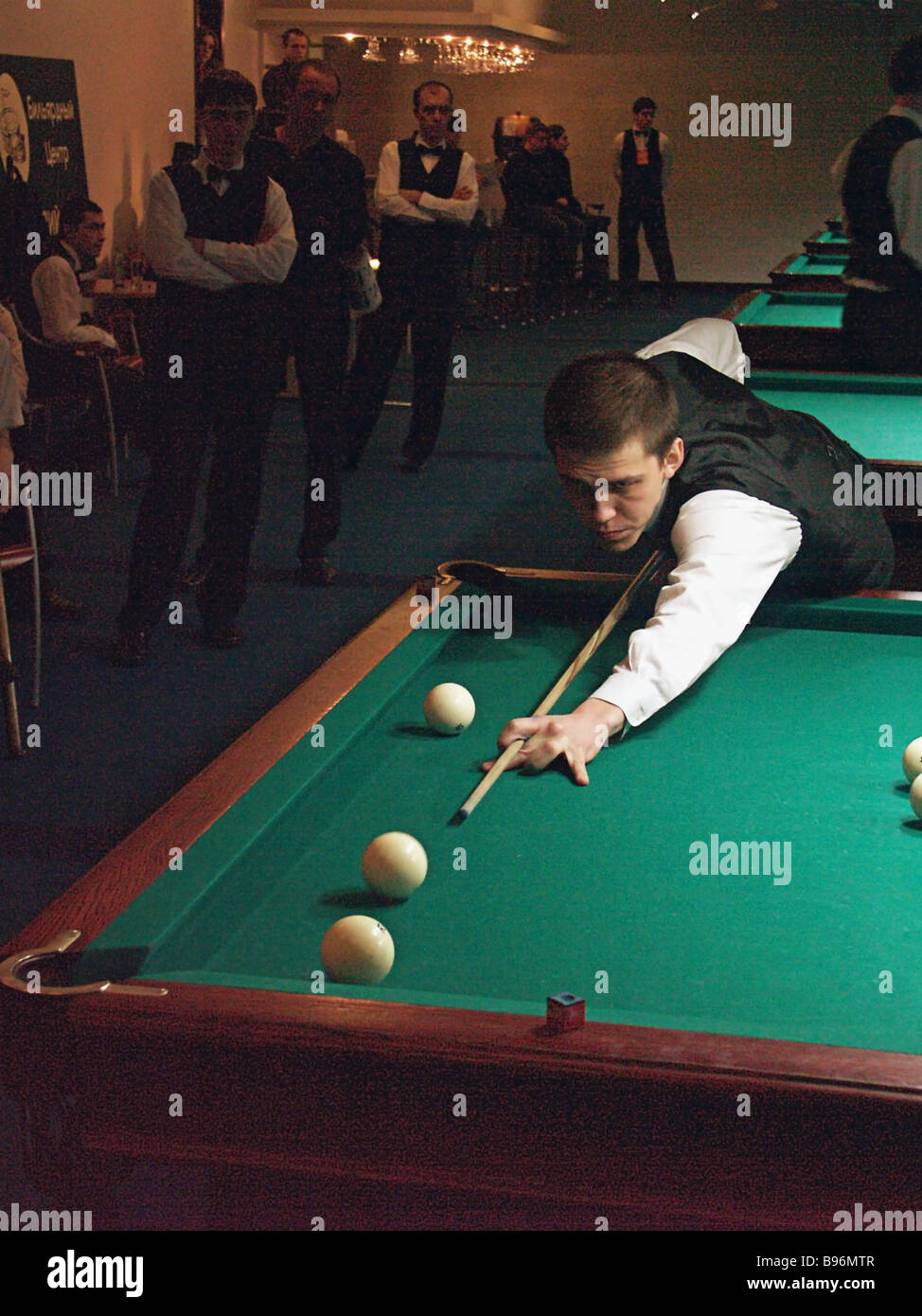 International Master of Sport Jewgeni Stalev Teilnahme an einer Pyramide  Billard oder russischen Pool nationale Meisterschaft in der Stockfotografie  - Alamy