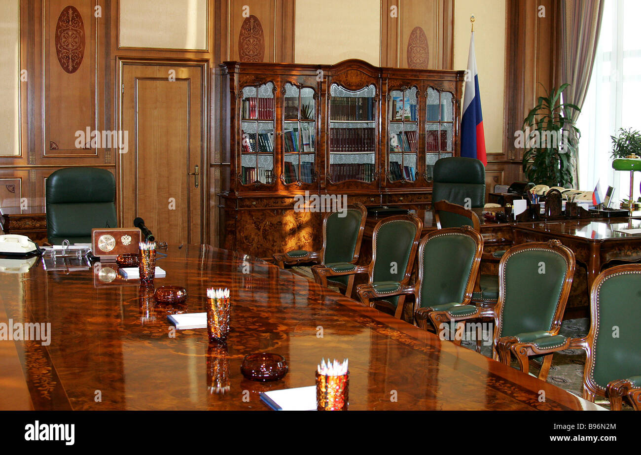 Büro des russischen Ministerpräsidenten Viktor Zubkov Regierung Haus  Krasnopresnenskaya Damm Stockfotografie - Alamy