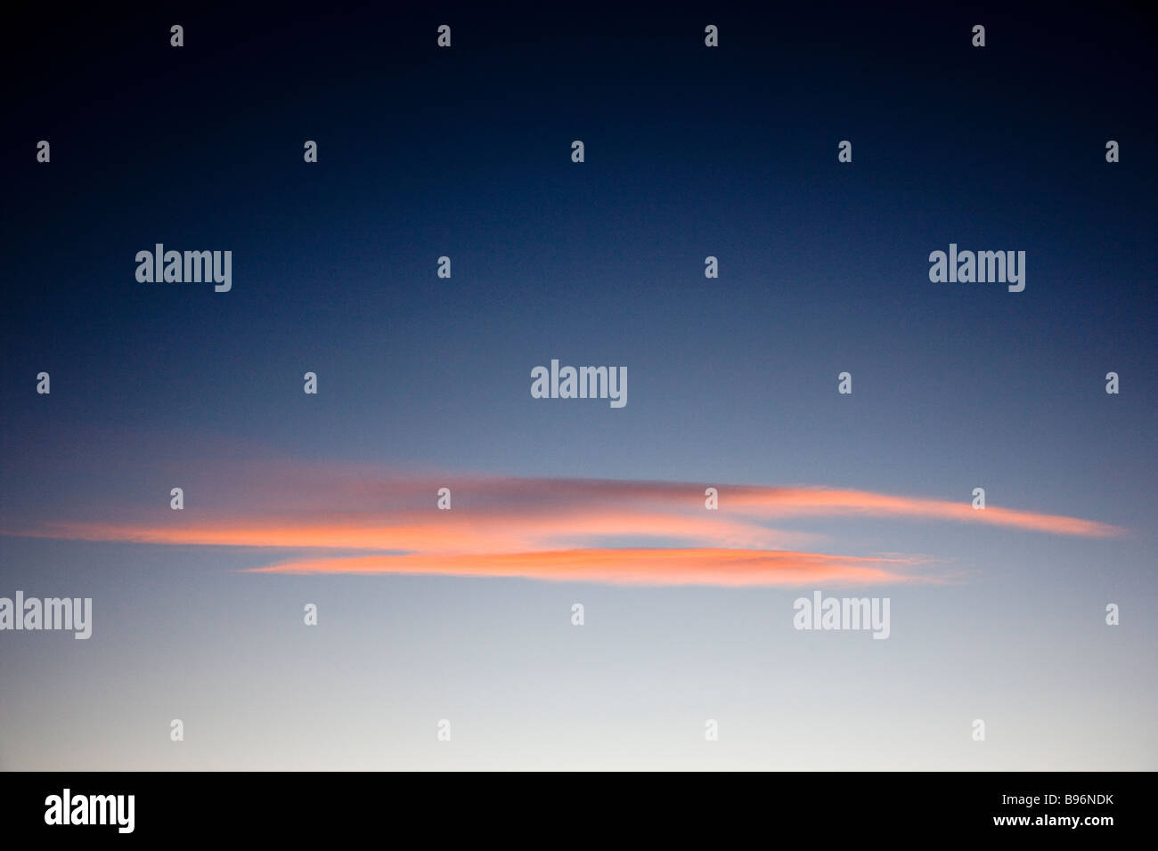 Rosa Wolken vor blauem Himmel bei Sonnenuntergang Chaffee County Colorado USA Stockfoto