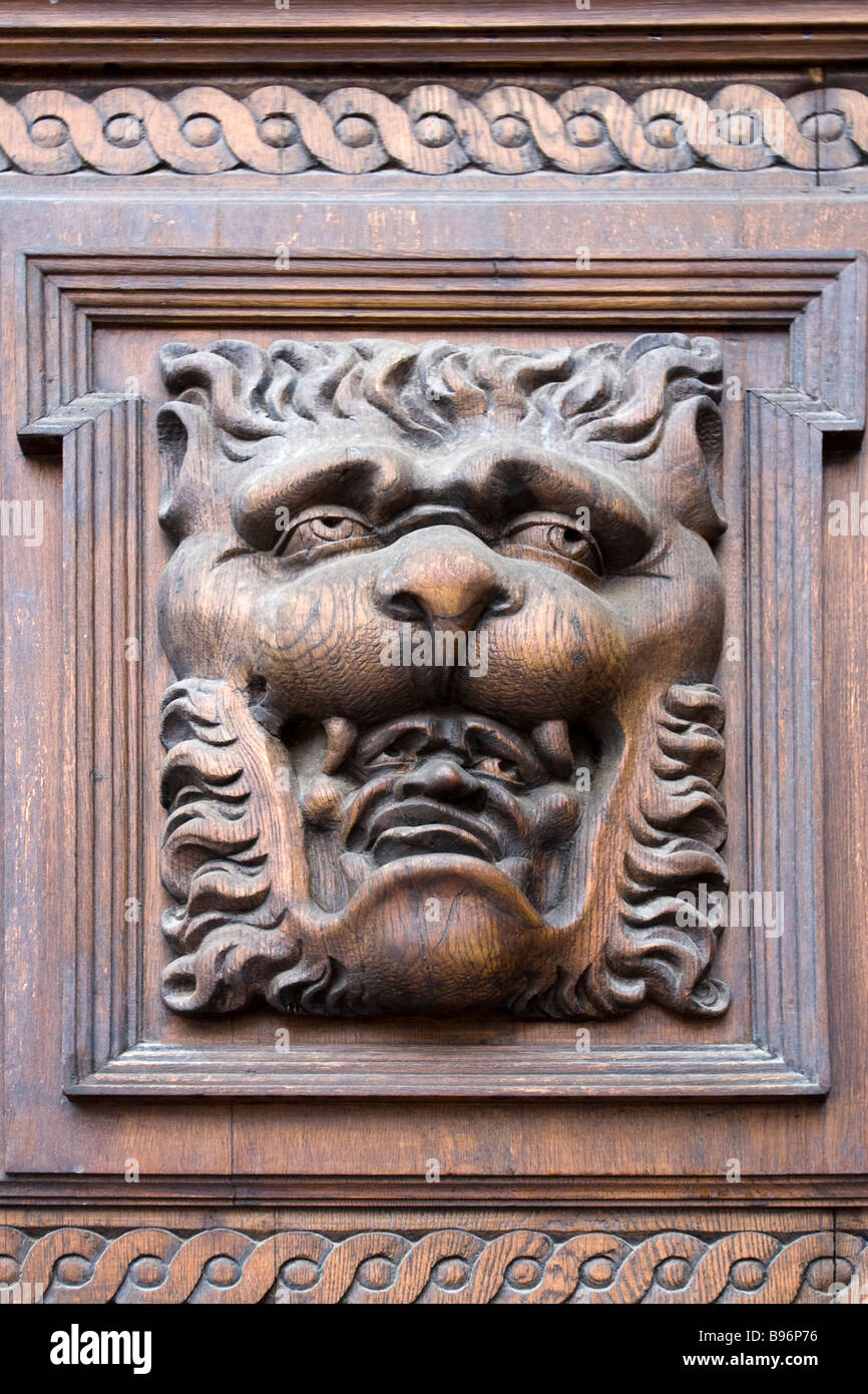 Altstädter Rathaus (Staromestske Namesti) Tür Holzschnitzereien der Löwenkopf mit Kopf des Mannes in den Mund, Prag, Tschechische Republik. Stockfoto
