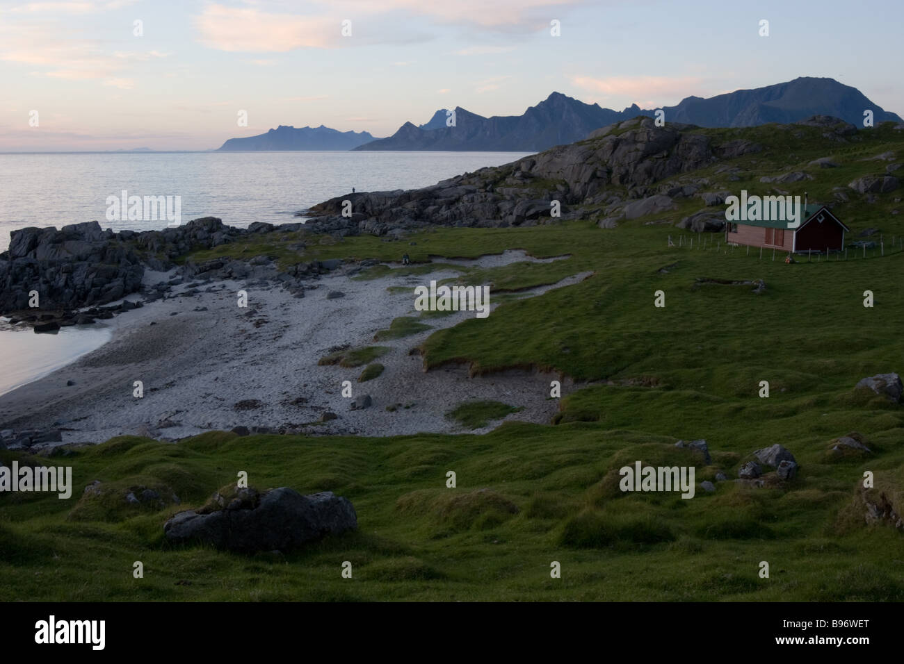 Kleiner Strand in Mulstøa um Mitternacht, Moskenesøya, Lofoten-Inseln, Nordland, Norwegen. Stockfoto
