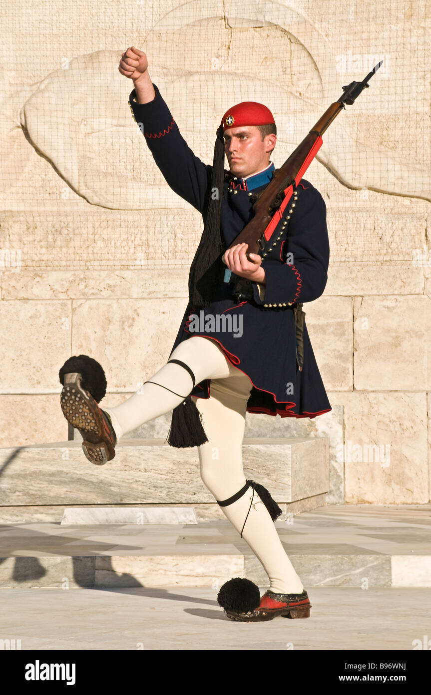 Evzonen changing of the Guard am Grab des unbekannten Soldaten in Athen Square im Zentrum von Athen Griechenland Stockfoto