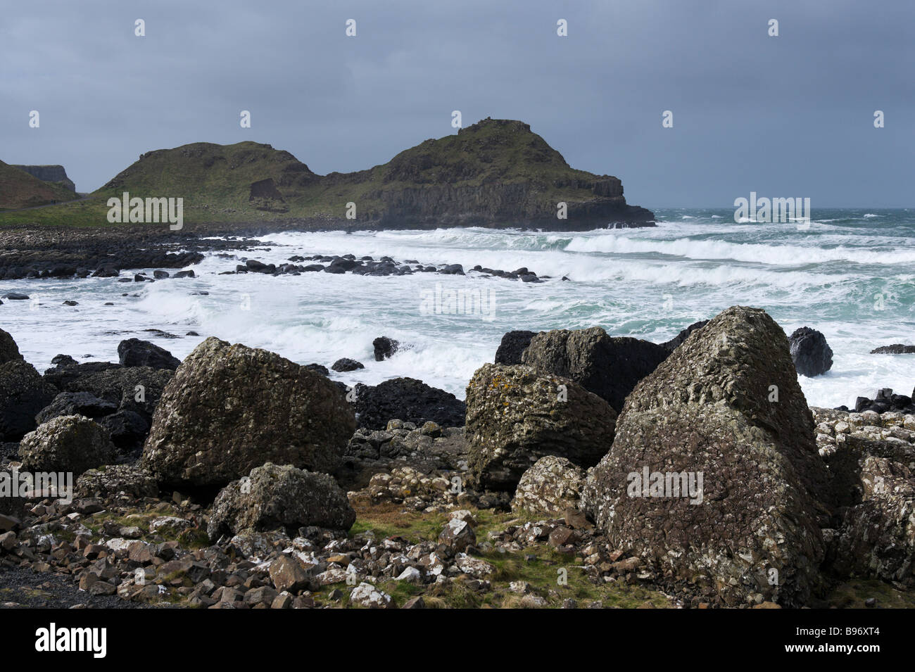 Die Küste bei Giant es Causeway, North Antrim Coast, County Antrim, Nordirland Stockfoto