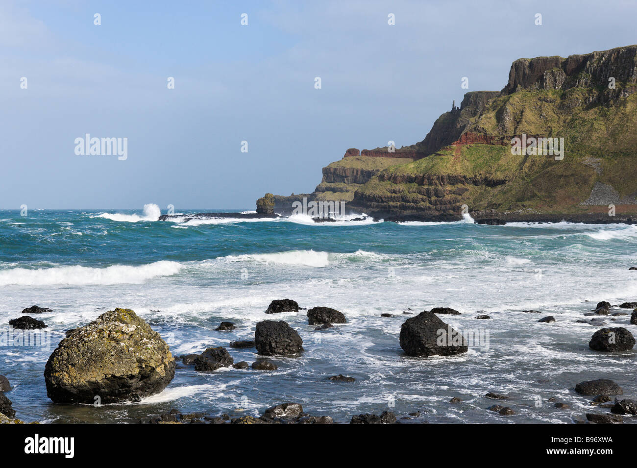 Die Küste bei Giant es Causeway, North Antrim Coast, County Antrim, Nordirland Stockfoto