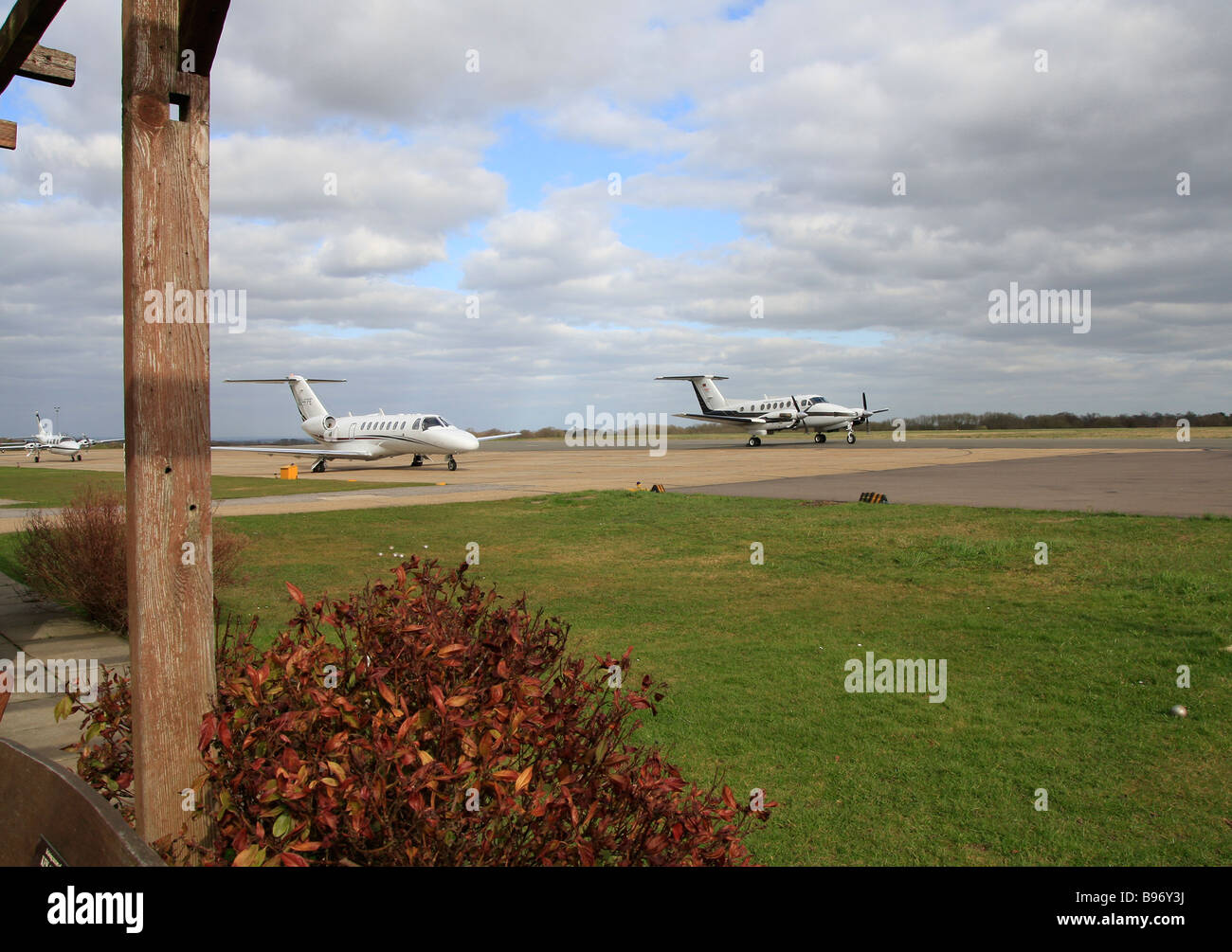 Drei executive Flugzeuge auf dem Vorfeld des Biggin Hill Airport Stockfoto