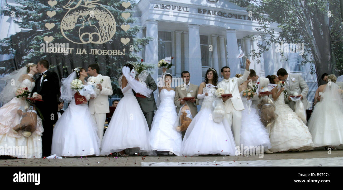 Menschen halten mit seinen drei 7 s ein glücklicher Tag für eine Hochzeit hier 21 frisch vermählte auf dem zentralen Platz des Paare 7. Juli 2007 Stockfoto
