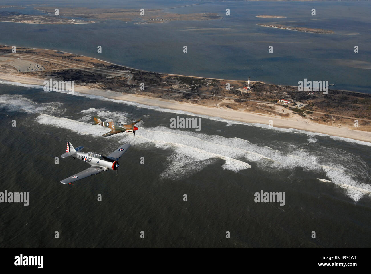 Ein 1935 Silber T6 Texaner und ein 1935 Curtiss Wright P40 Warhawk über Robert Moses Park New York fliegen Stockfoto