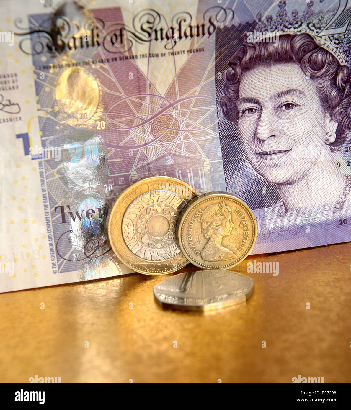 Nahaufnahme einer zwanzig Pfund-Note mit 1 und 2 Pfund-Münze und 50 Pence-Stück. Stockfoto