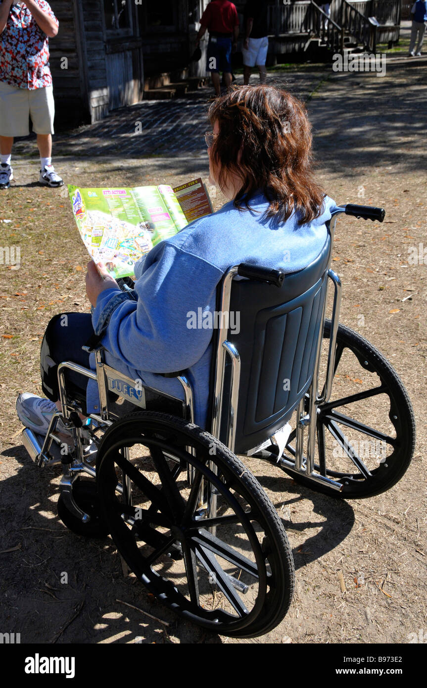 Behinderte Besucher im Rollstuhl am Tampa Florida State Fairgrounds Stockfoto