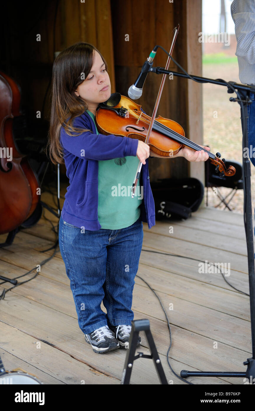 Kleine Person spielt Violine mit angenehmen Familie-Country-Band bei Cracker Land Florida lebende Geschichtsmuseum befindet sich auf der Etage Stockfoto