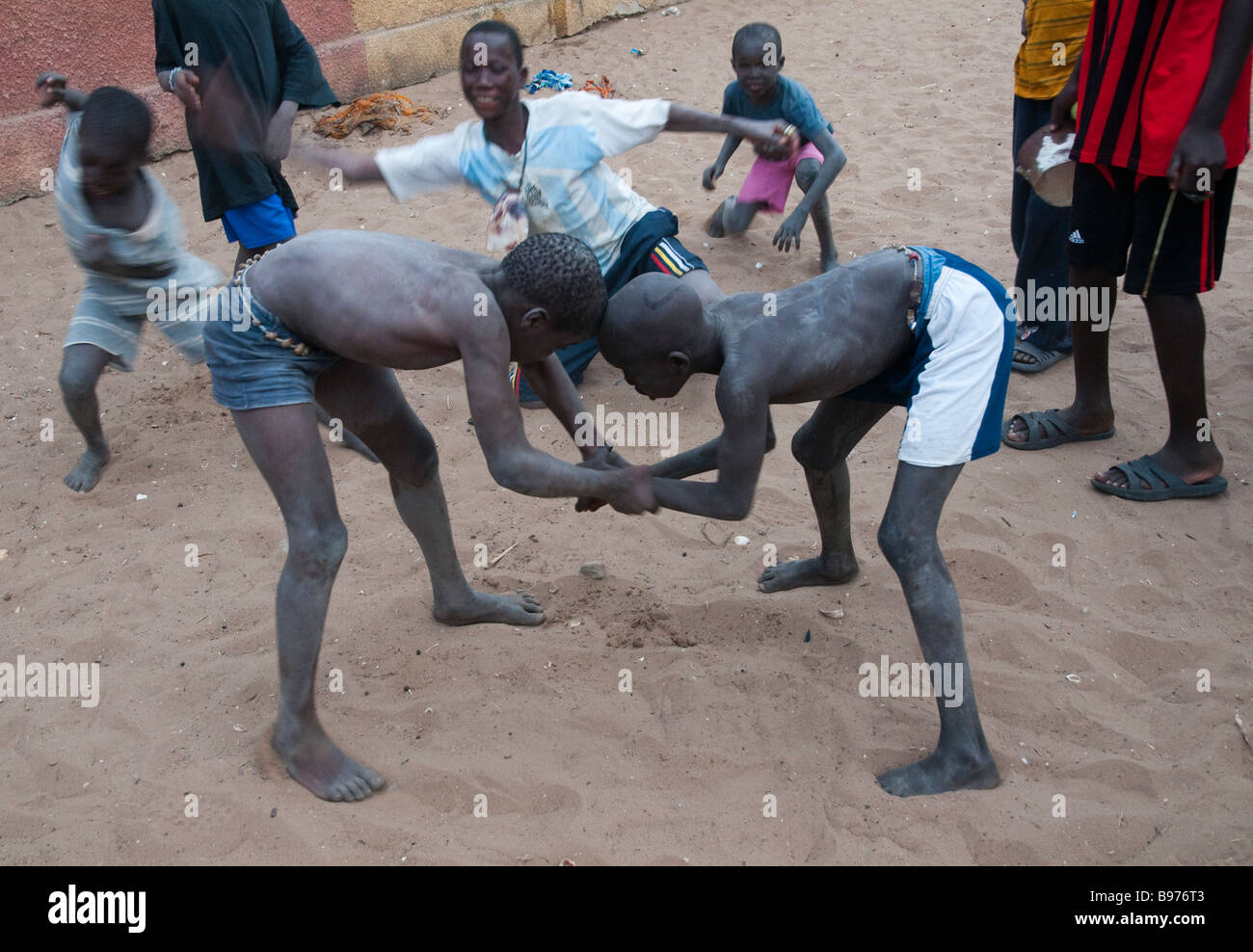 West-Afrika Senegal Saloum Delta Mar Lodj Insel Kinder Practissing traditionellen Ringkampf Stockfoto
