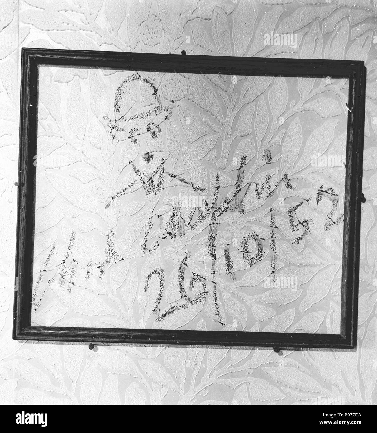 1950s, ein Autograph und eine Zeichnung des berühmten englischen Schauspielers Charlie Chaplin mit Datum, eingerahmt auf der Originaltapete im Dorset Arms Inn, England. Stockfoto