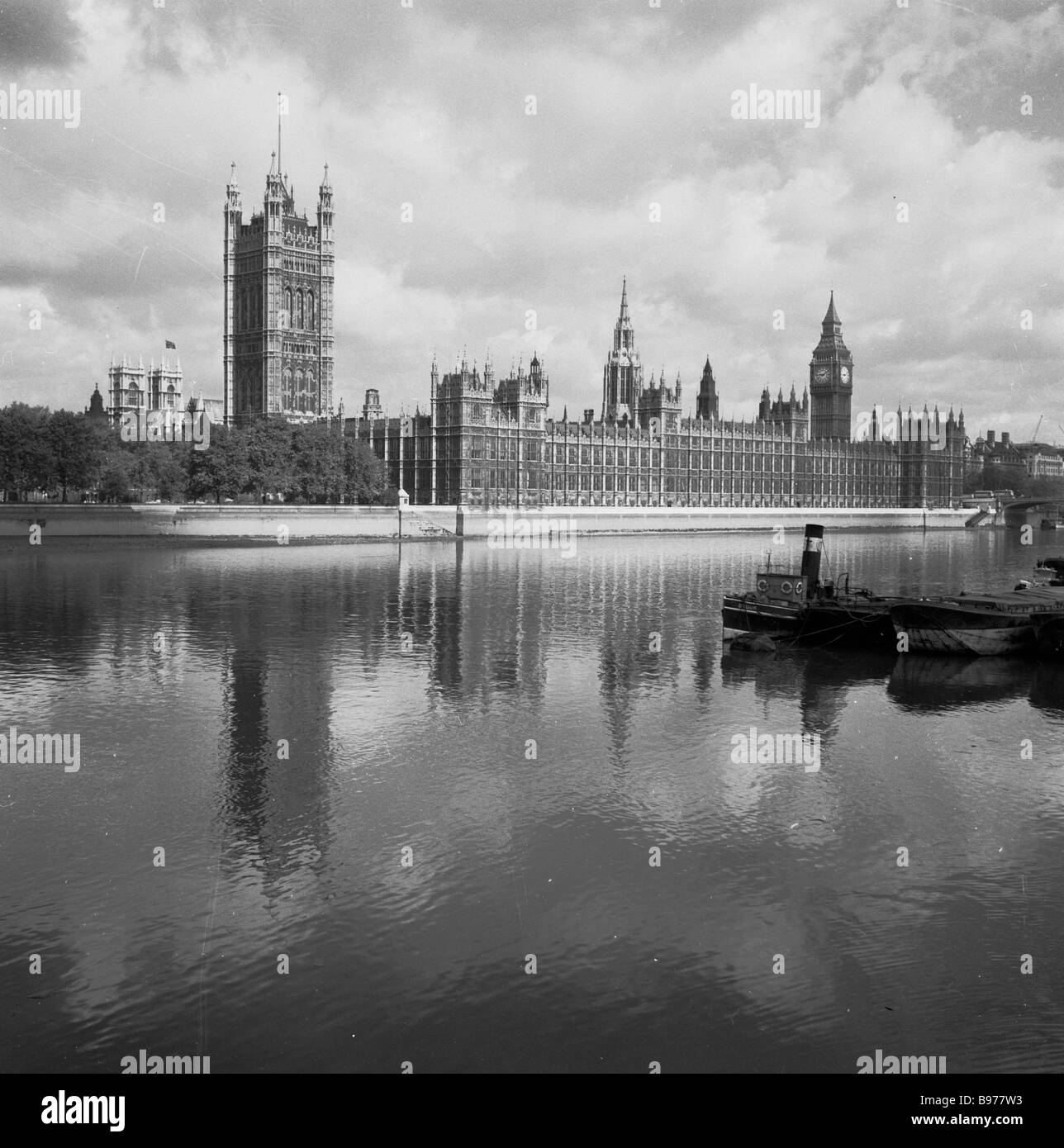 1950s, das britische Parlamentsgebäude, Heimat der britischen Regierung, von der Nordseite über die Themse, London, England, Großbritannien aus gesehen. Stockfoto