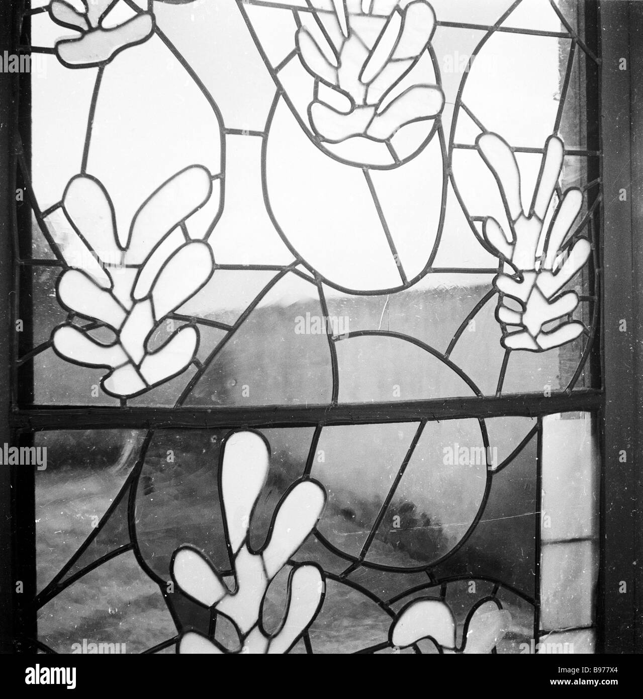 1950, ein Glasfenster, das vom berühmten französischen Künstler Henri Matisse für die Chapelle du Rosaire in Vence, Südfrankreich, einer katholischen Kapelle, angefertigt wurde. Stockfoto