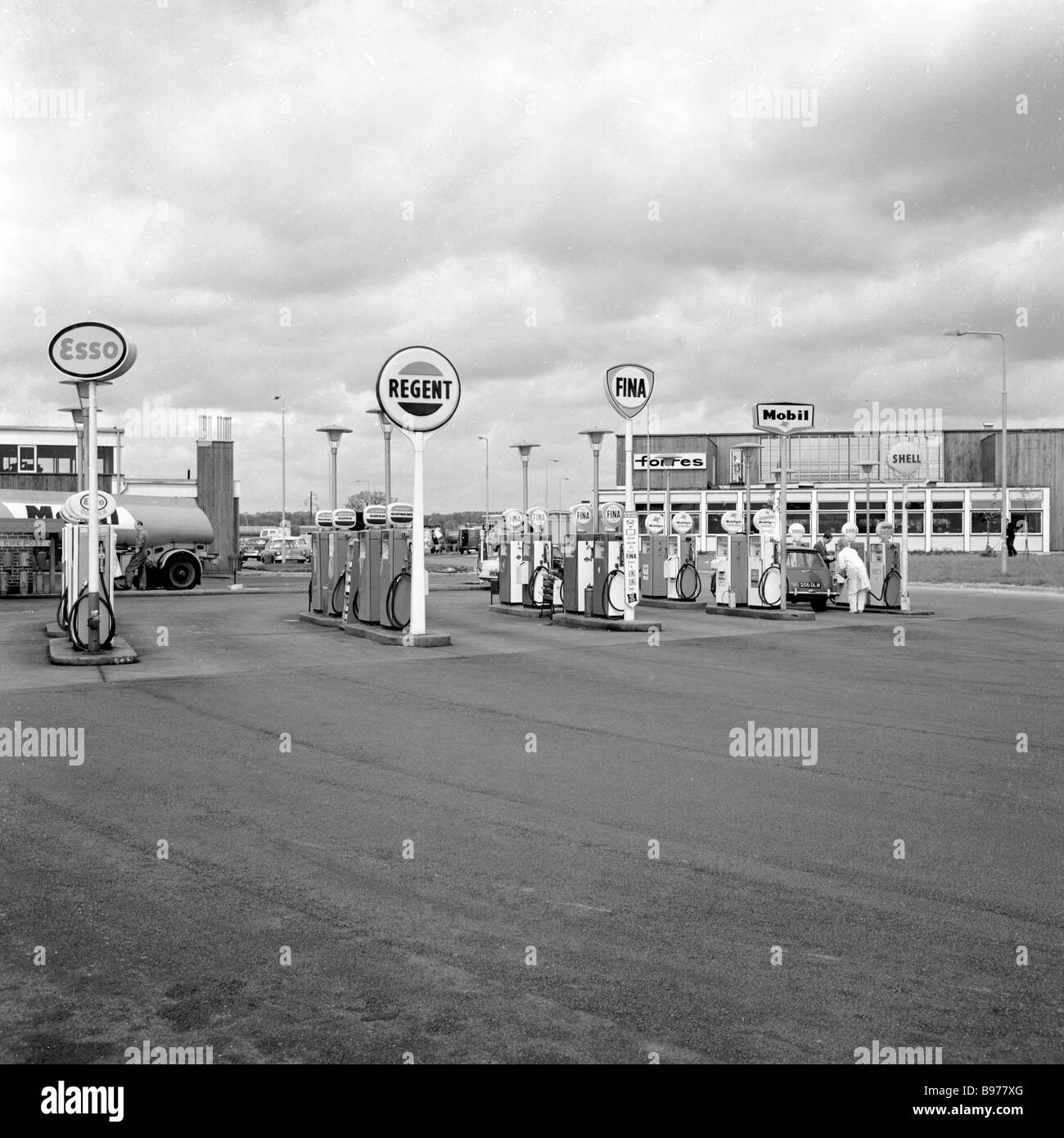 1960s, Autobahn-Tankstelle auf der M1. Erbaut an der Fortes-Tankstelle in Newport Pagnell, war dies eines der ersten ihrer Art in England. Stockfoto