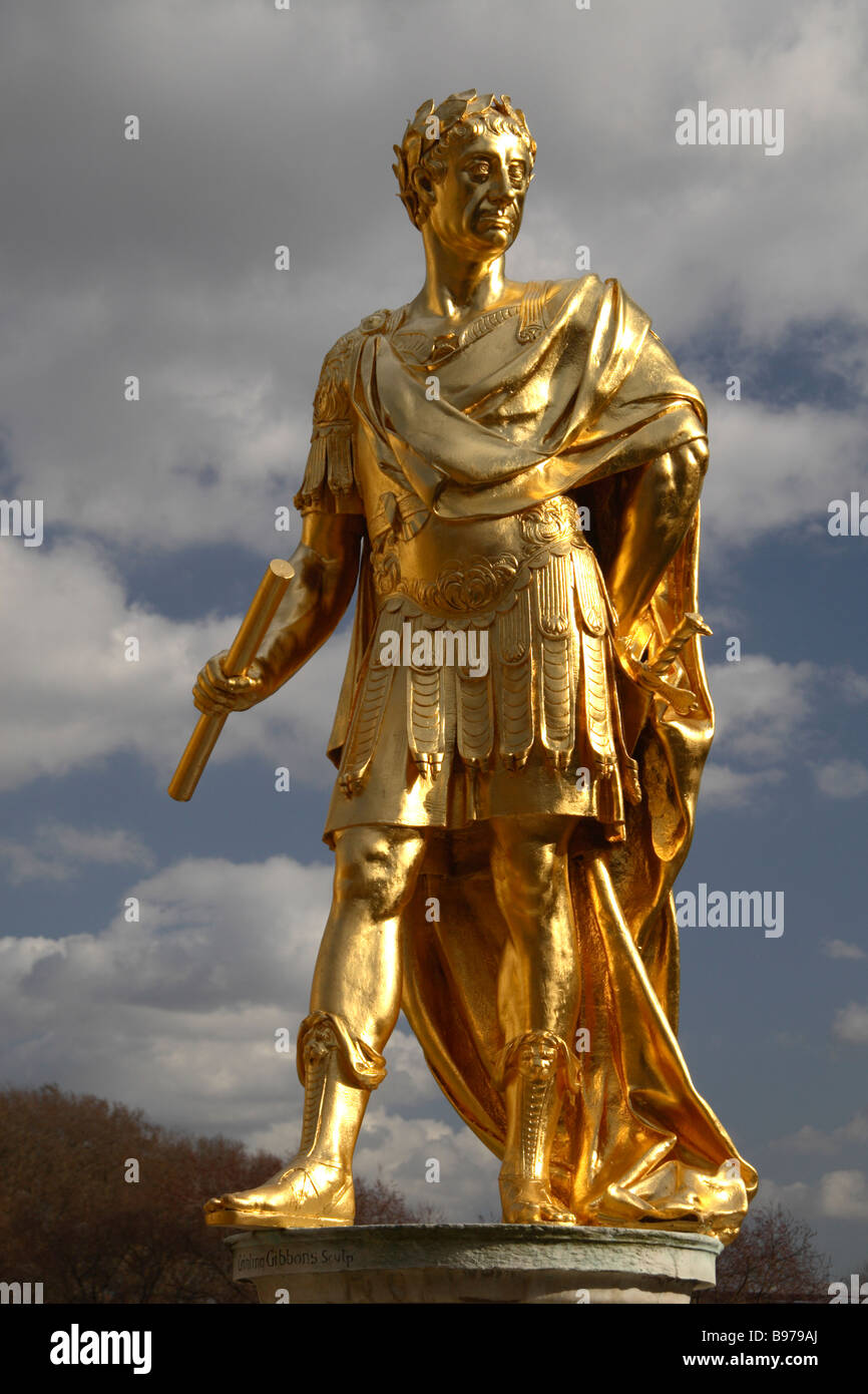 Die goldene Statue von König Charles II in Abbildung Gericht (zentrale Viereck) von The Royal Hospital Chelsea, London.  März 2009. Stockfoto