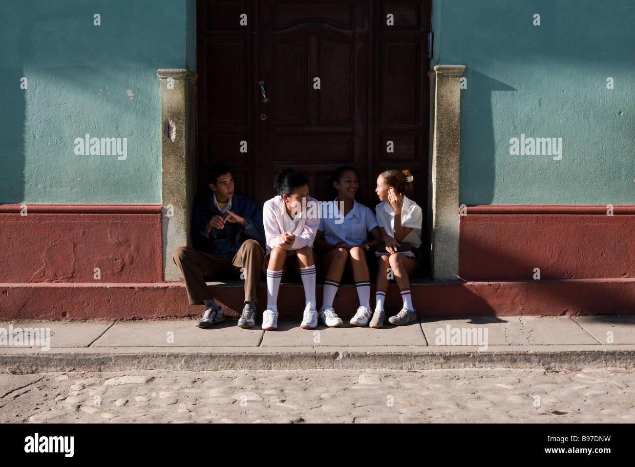 Eine Gruppe von jungen Kubaner Schule warten ab Trinidad, Kuba Stockfoto