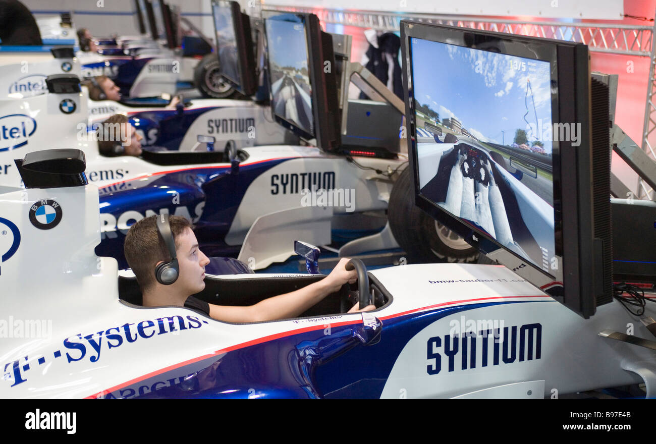 CeBIT-Besucher während einer virtuellen Motorsports in einen Rennwagen Stockfoto