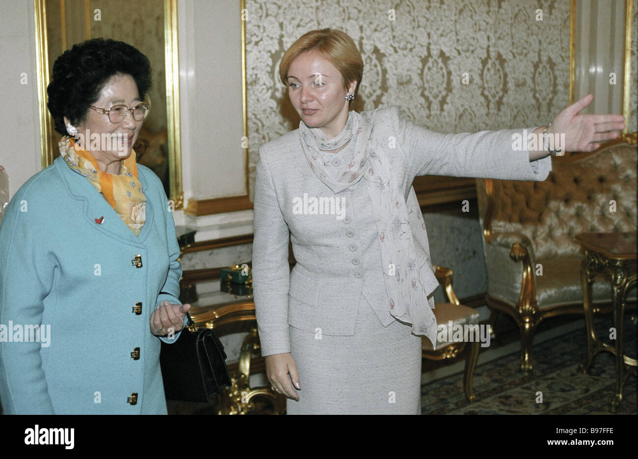 Lyudmila Putina Ehefrau Des Russischen Prasidenten Vladimir Putin Und Frau Li Peng Rechts Im Kreml Stockfotografie Alamy