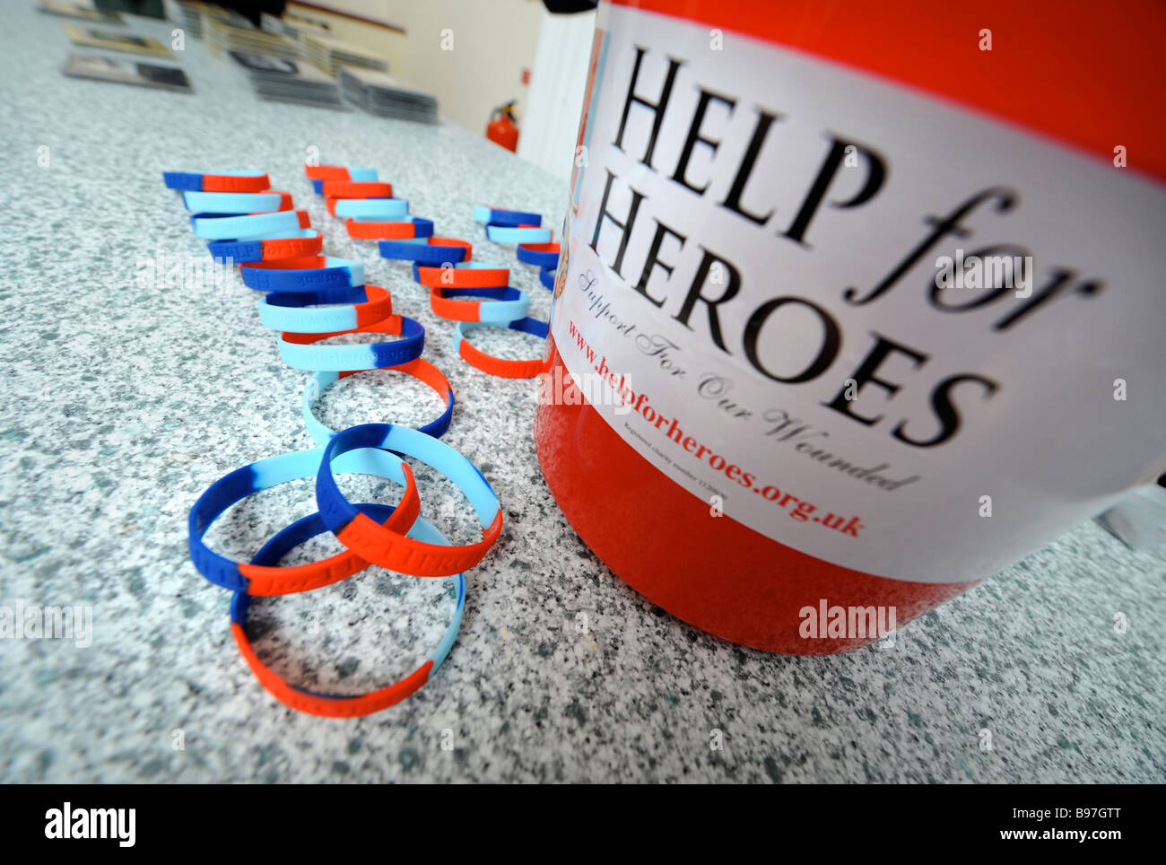 EINEN EIMER SAMMELN UND ARMBÄNDER FÜR DIE CHARITY-HILFE FÜR HELDEN BEI EINER VERANSTALTUNG AM MARLBOROUGH COLLEGE WILTSHIRE UK JAN 2008 Stockfoto