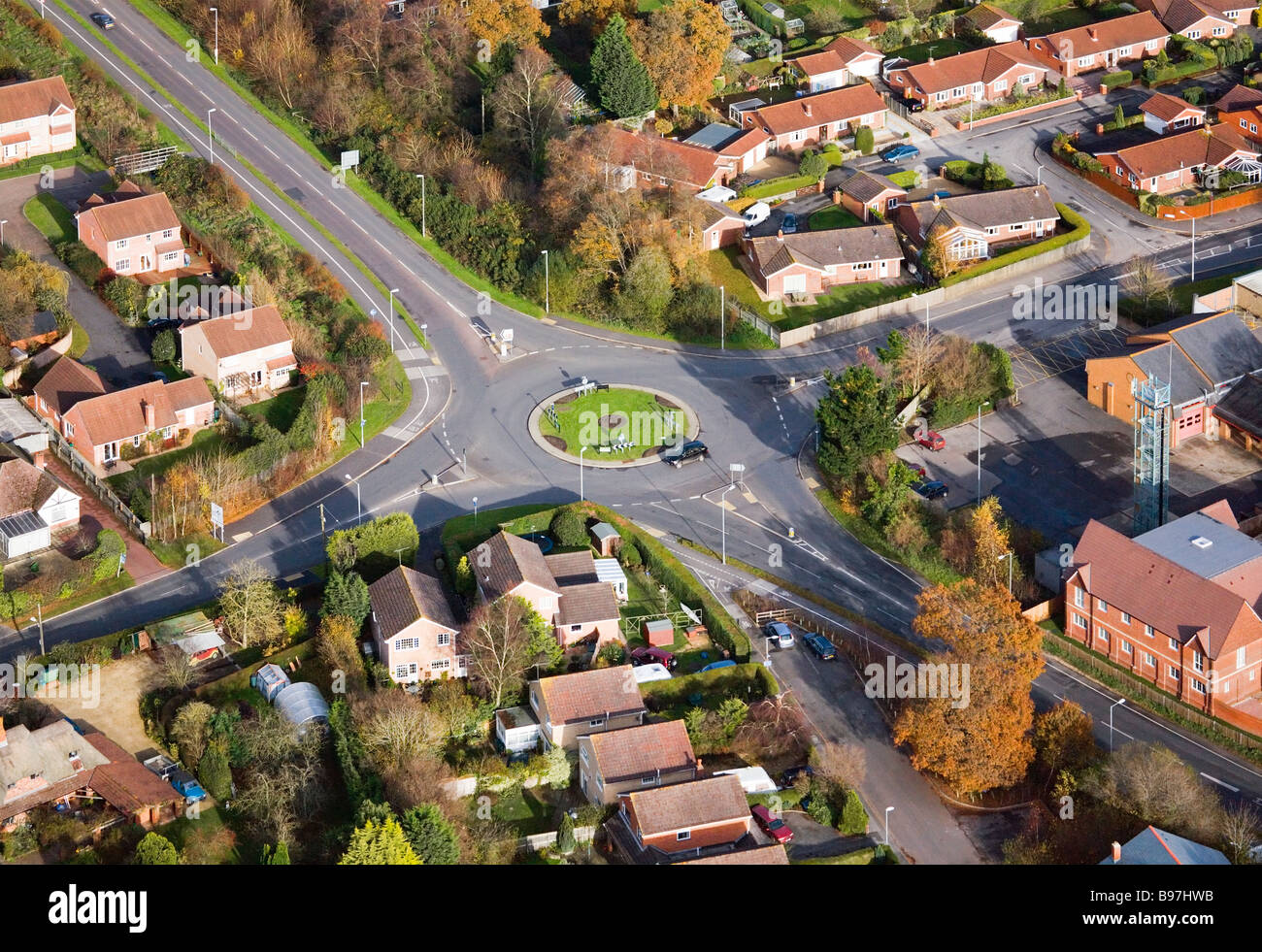 Die Luftaufnahme zeigt eine Kreisverkehre Kreuzung. Verwood, Dorset, UK. Stockfoto