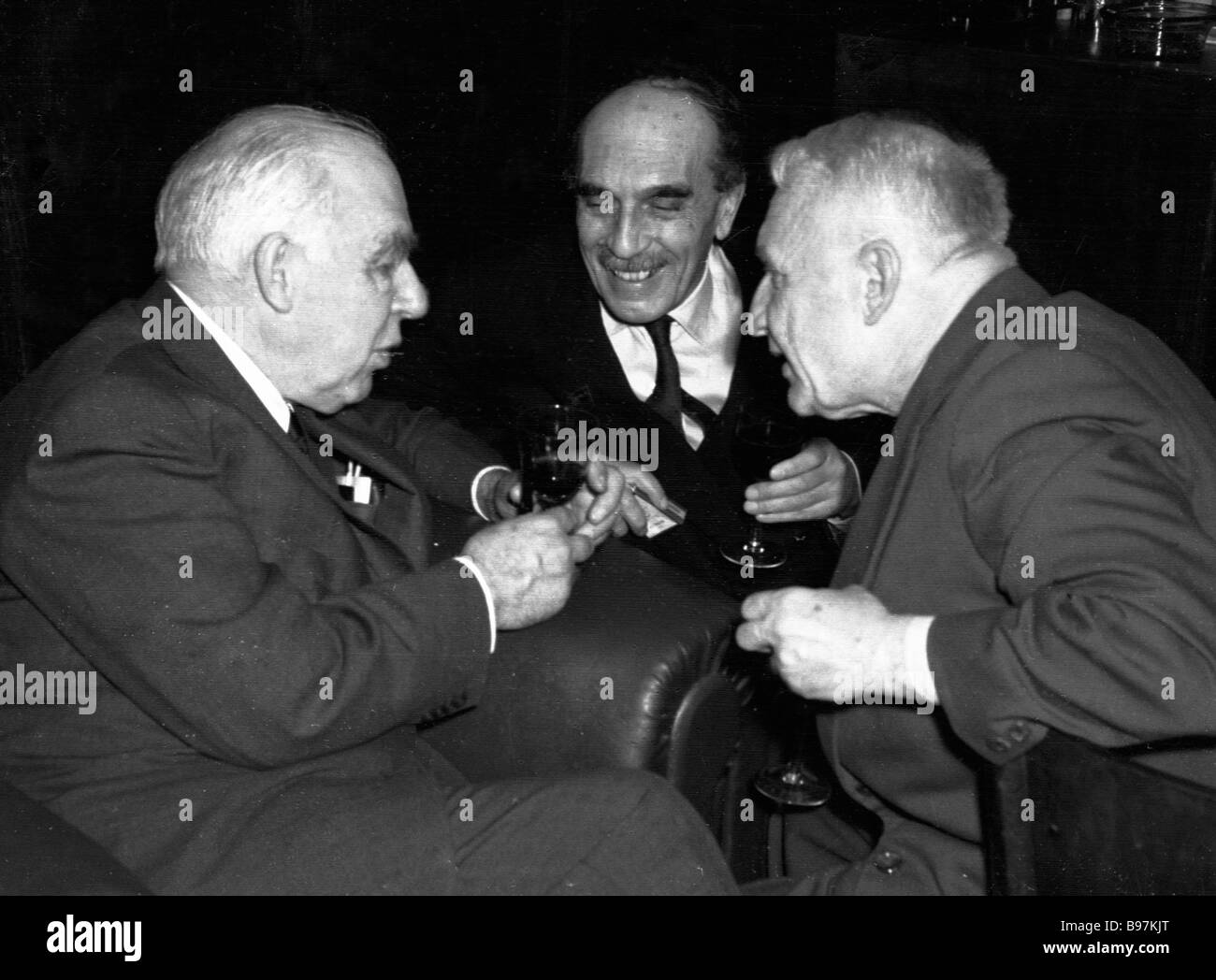 Links Niels Bohr, dänischer Physiker und Begründer der modernen Physik im Gespräch mit einem der Links Niels Bohr, dänischer Physiker und Begründer der modernen Physik im Gespräch mit einem der