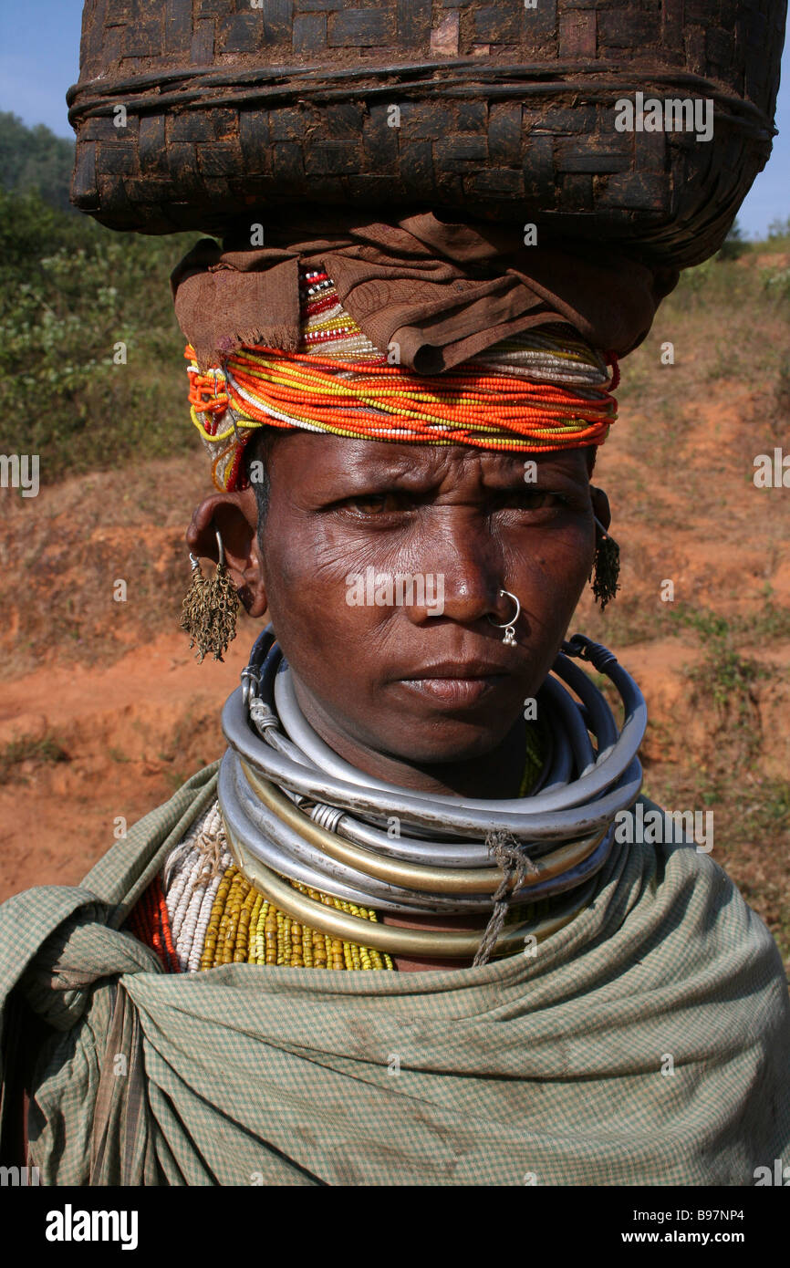 Portrait des Indianerstammes Bonda Trägerin Hals Ringe tragen Korb auf Kopf Stockfoto