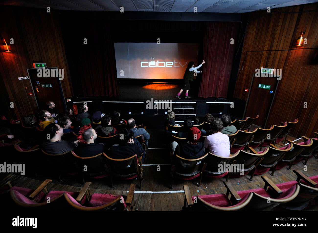 AUDIENZ BEI DER CUBE MICROPLEX INDEPENDENT CINEMA IN KINGSDOWN WARTEN AUF EINEN FILM ZU BEGINN BRISTOL UK Stockfoto