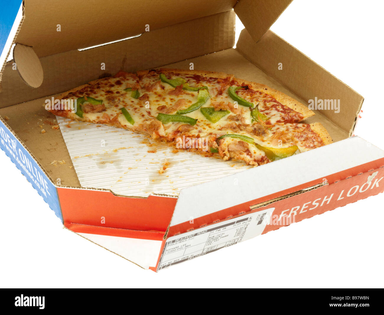 Marke Dominos Takeaway Home Delivery Pizza Kartons oder Box Isoliert gegen einen weißen Hintergrund mit keine Menschen und einen Freistellungspfad Stockfoto