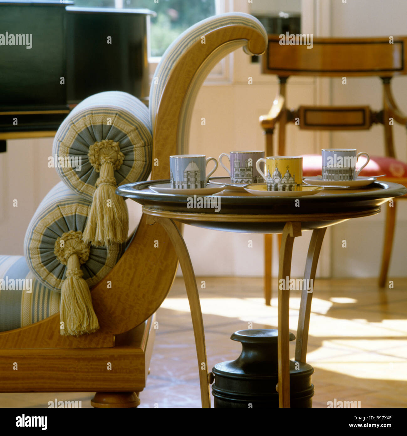 Nahaufnahme des Neo-klassischen Stilmöbel und Hermes Kaffee Tassen und Untertassen in einem John Simpson entworfen, villa Stockfoto