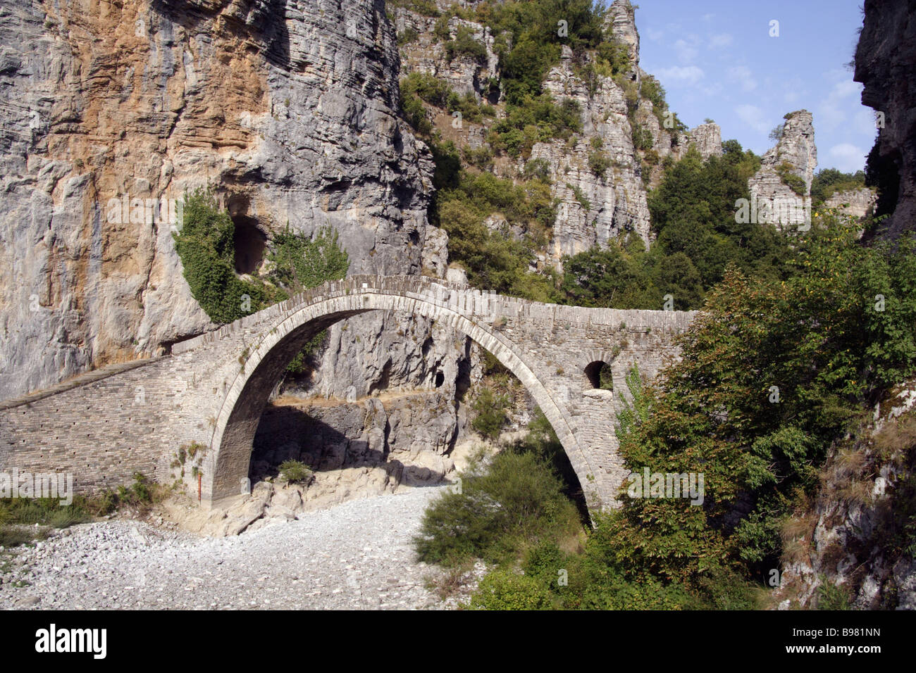 Zagoria Ipirus Dilofo alte steinerne Bogenbrücke Vikos Fluss Schlucht Stein Steilküste ZAGORI EPIRUS Griechenland Stockfoto