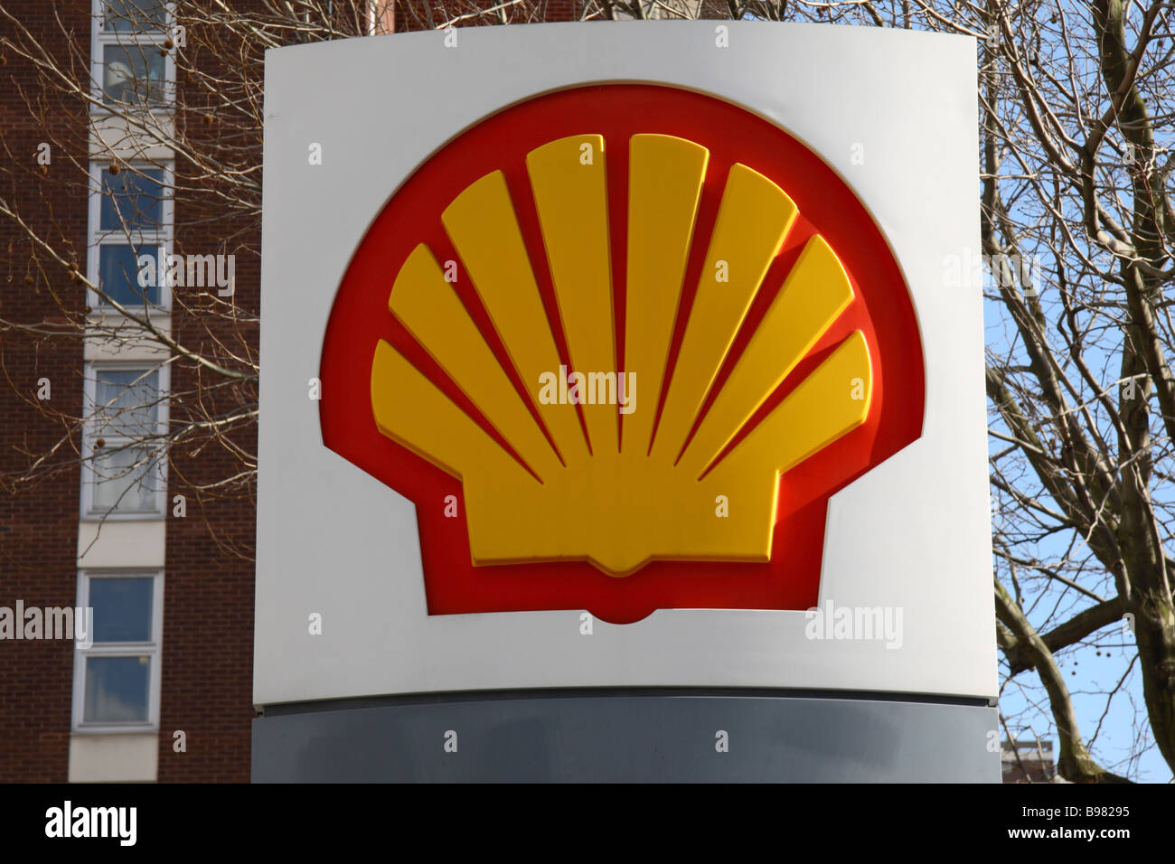 Die Royal Dutch Shell-Logo auf einem Schild außerhalb einer Tankstelle in Victoria, London.  Mar 2009 Stockfoto