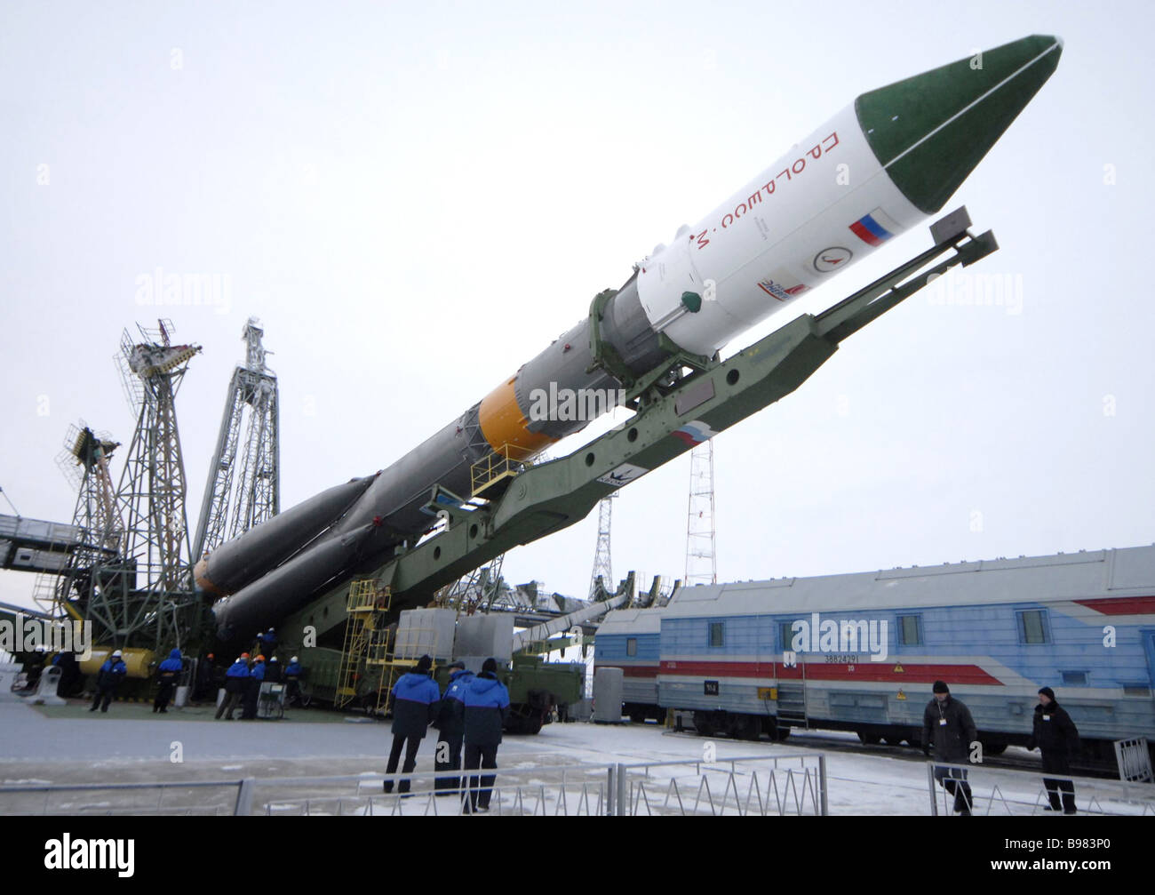 Soyuz U Rakete und Fortschritt M 63 Frachtfahrzeug wurden der Montage-und Testzentrum zum Startplatz der transportiert die Stockfoto