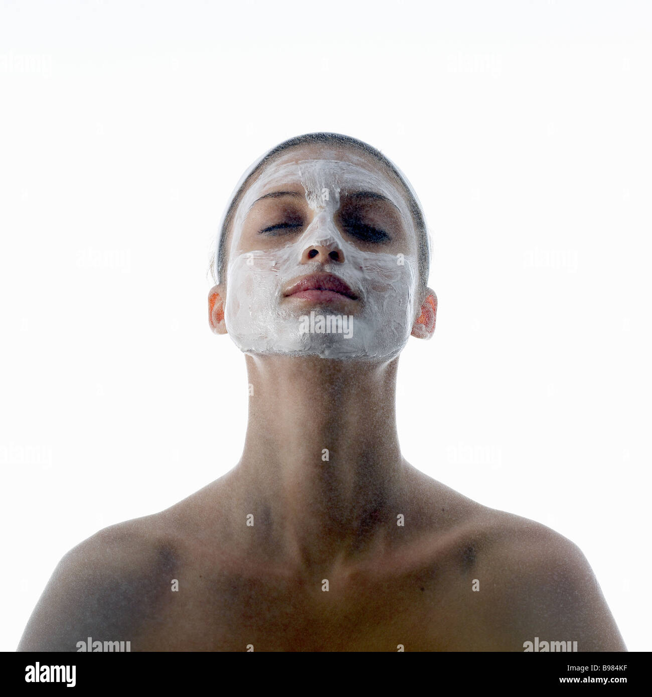 Frauen, die Anwendung Gesichtsreiniger Stockfoto
