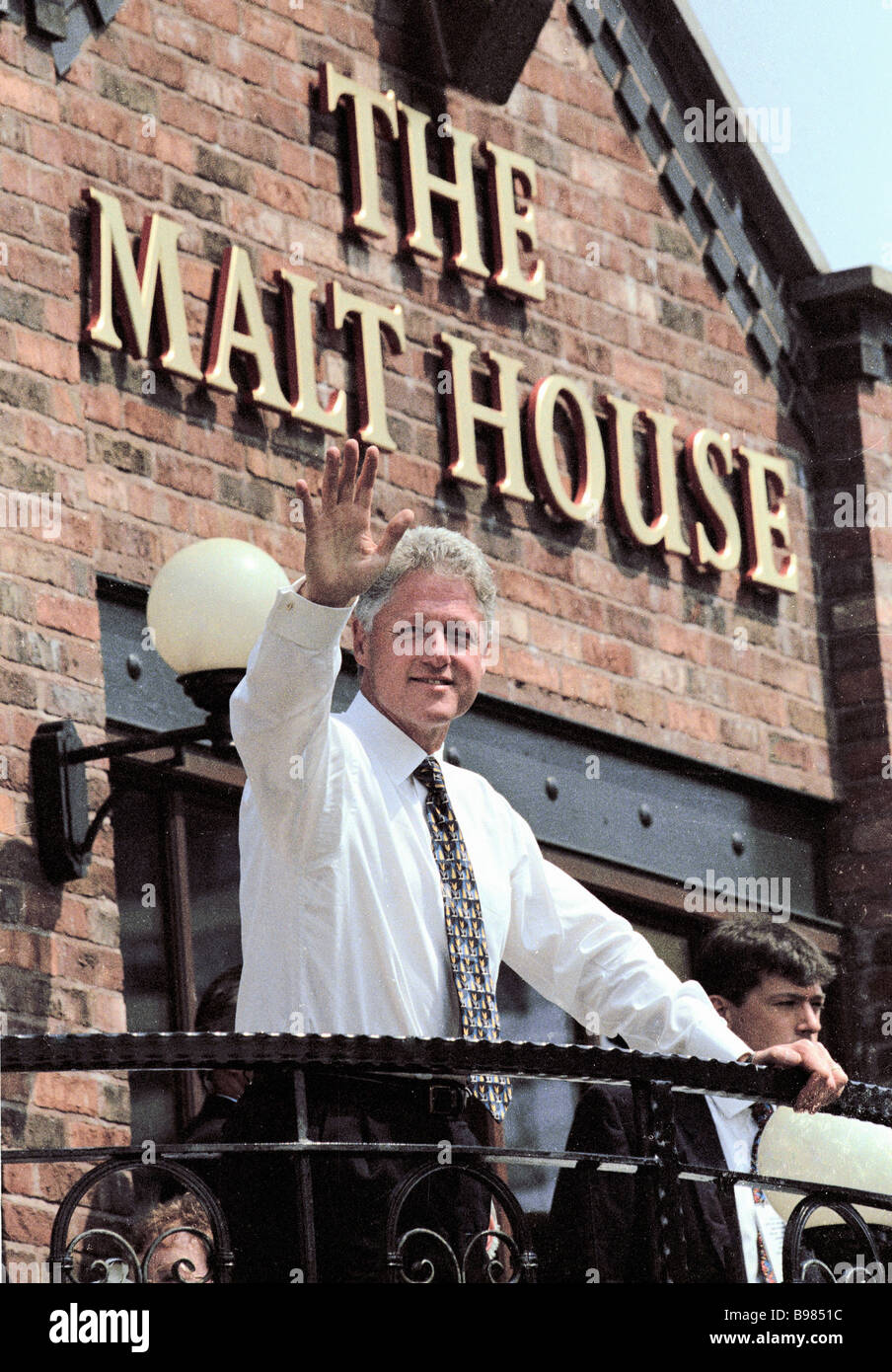 US-Präsident Bill Clinton besucht Mälzerei Pub während 1998 G8-Gipfels in Birmingham Stockfoto